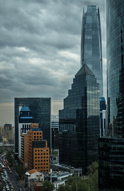 profesionales analizando indicadores financieros en oficina moderna Santiago Chile